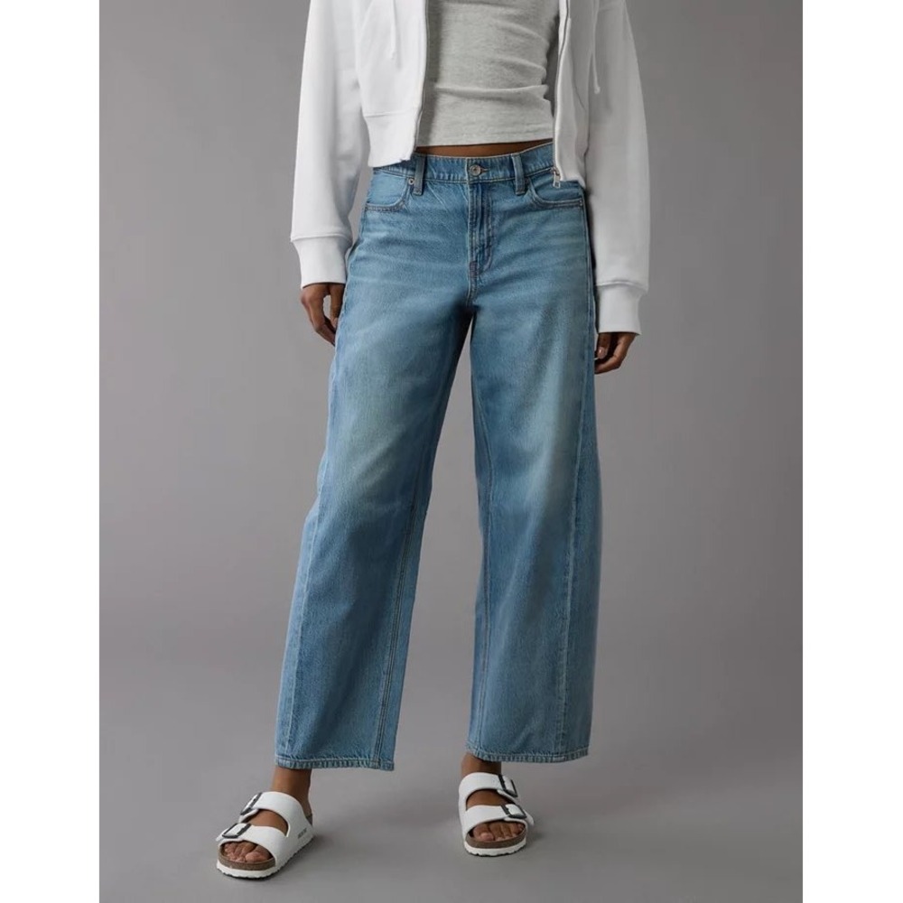American Eagle Strigid High-Waisted Barrel Jeans Medium Wash Size 6